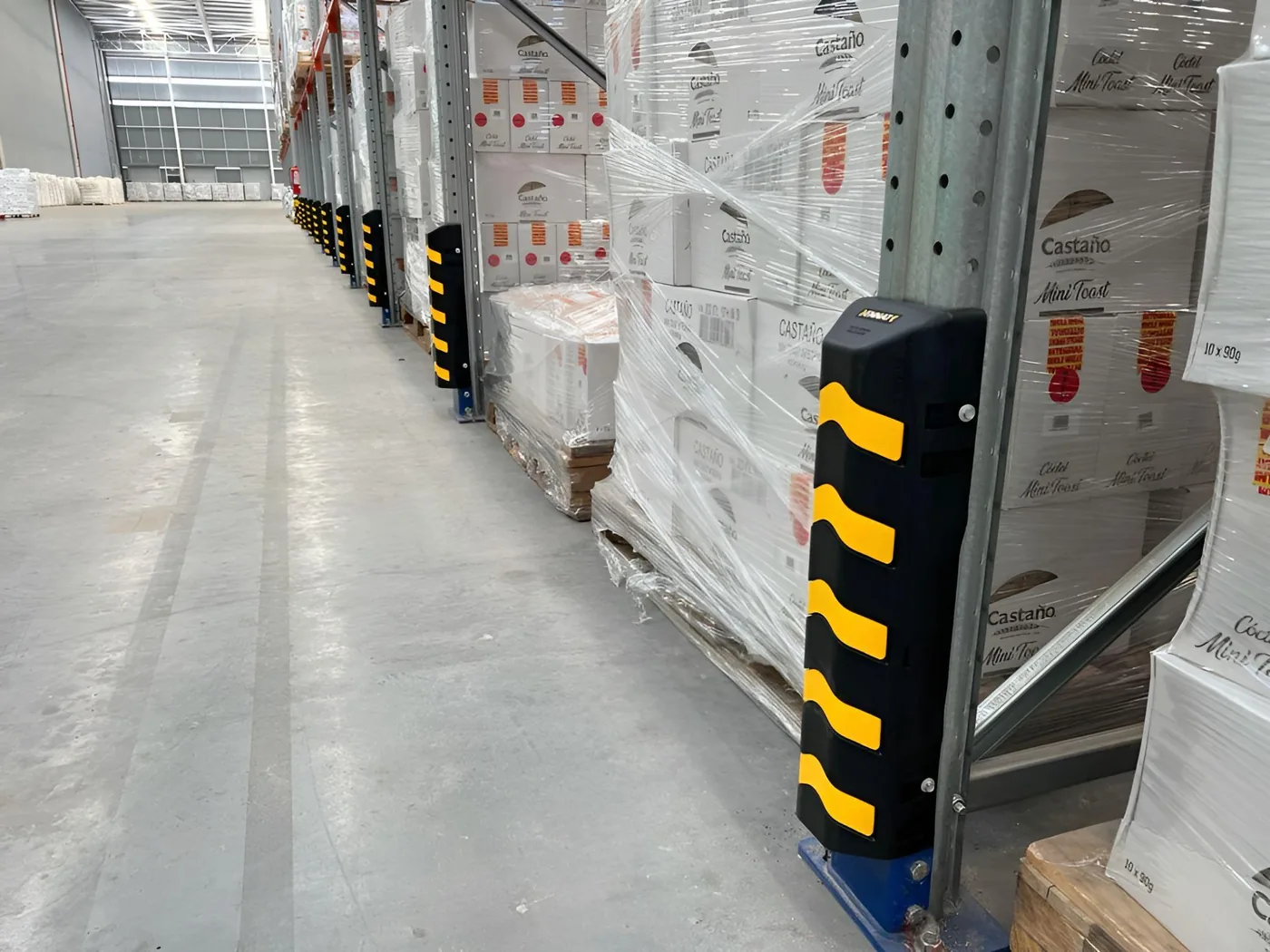 ENNAT column protectors alongside stacked pallets at Castaño